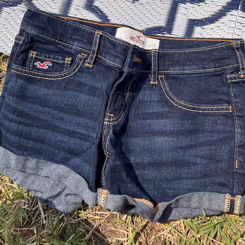 EUC Hollister jean shorts size 1.